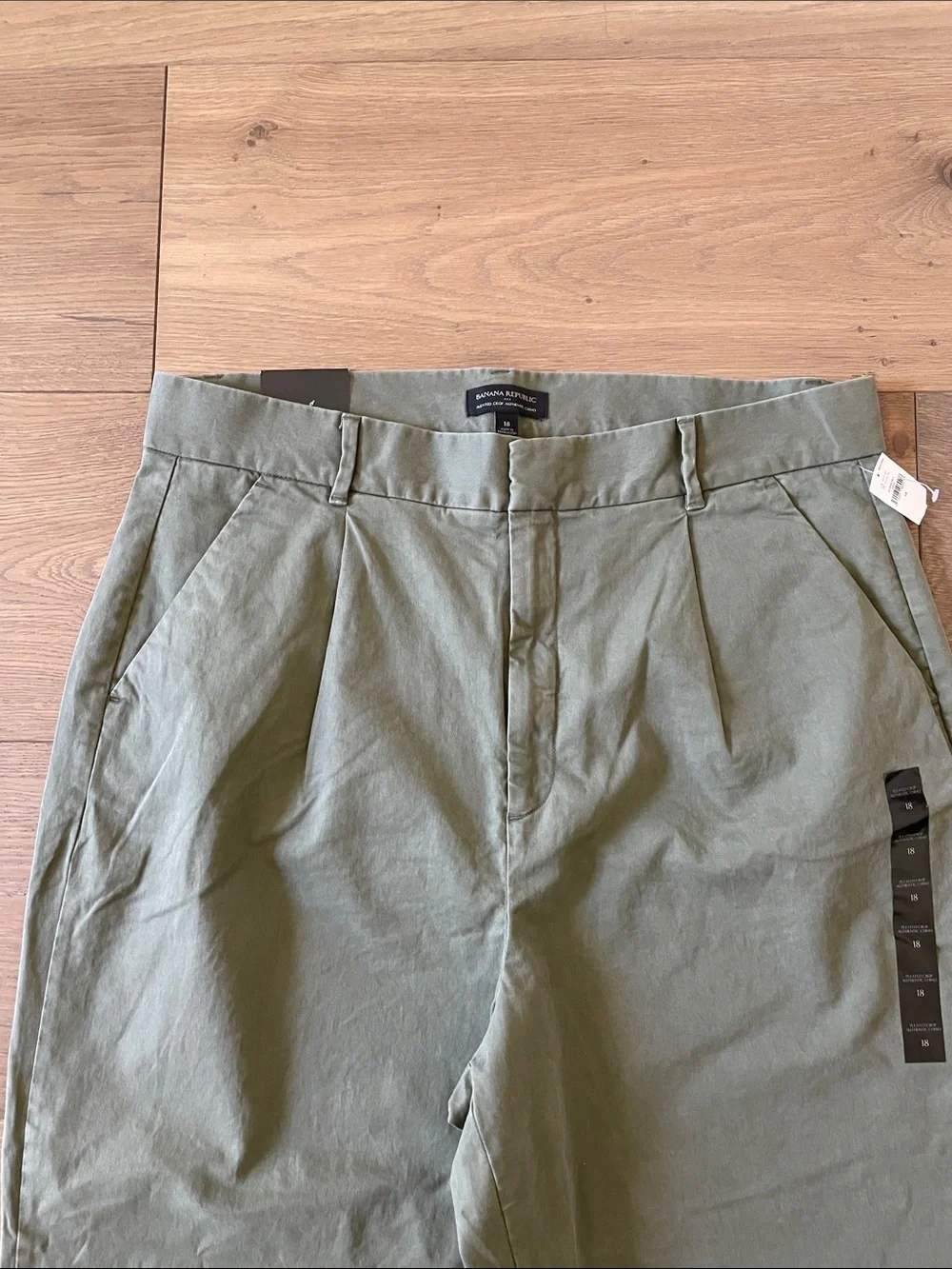 NWT - Banana Republic Chino Pleated Crop Pants Army green Plus Size 18